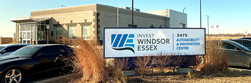 Une vue de l'extérieur du bâtiment 'Invest Windsor Essex'