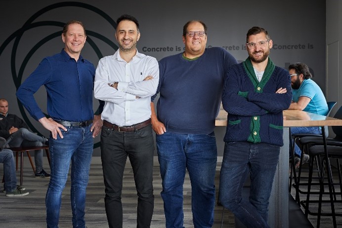De gauche à droite : Chris Stern, PDG (cofondateur), Mehrdad Mahoutian, directeur technique (cofondateur), Mario Venditti, membre du conseil d’administration, Yuri Mytko (directeur du marketing)