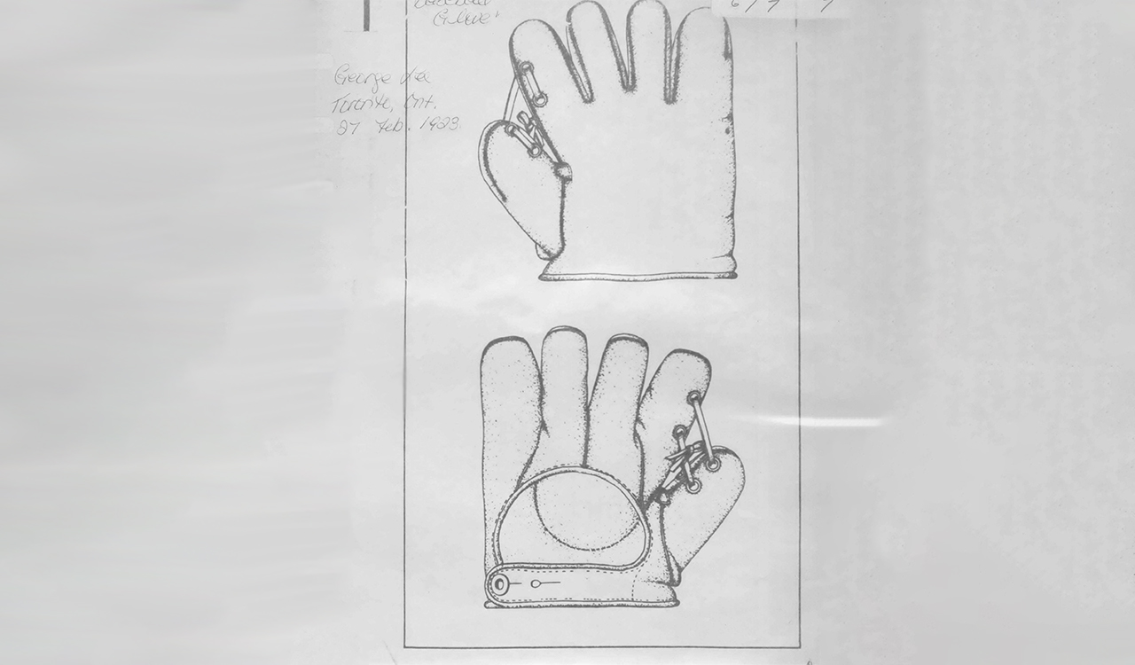 Une image en noir et blanc de l'un des premiers dessins de gant de baseball.