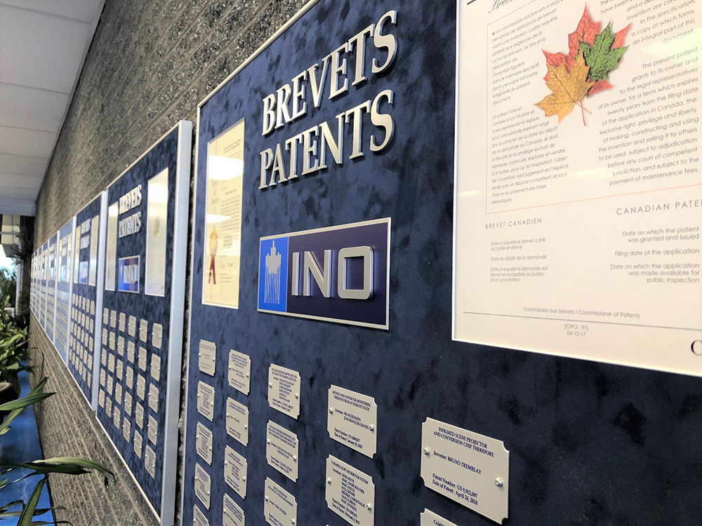 Le mur des brevets qui ont été accordés à INO à son siège social de Québec.
