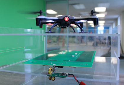 Un drone placé sur un présentoir en verre transparent.