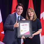 Lisa Mussgnug receives a 2023 Prime Minister's Award for Excellence in Early Childhood Education from Prime Minister Justin Trudeau