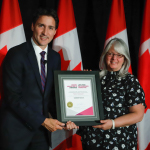 Doreen Hogue receives a 2021 Prime Minister's Award for Excellence in Early Childhood Education from Prime Minister Justin Trudeau