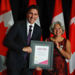 Linda Yook Nga Fong receives a 2022 Prime Minister's Award for Excellence in Early Childhood Education from Prime Minister Justin Trudeau