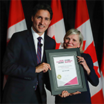 Sue Thatcher receives a 2022 Prime Minister's Award for Excellence in Early Childhood Education from Prime Minister Justin Trudeau