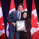 Isabella Liu reçoit le Prix du premier ministre pour l'excellence dans l'enseignement des STIM 2023 du premier ministre Justin Trudeau