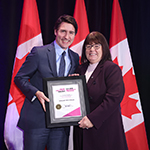 Margaret Reha-Taylor reçoit le Prix du premier ministre pour l'excellence dans l'enseignement 2023 du premier ministre Justin Trudeau