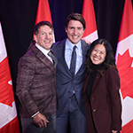 Les lauréats des Prix du premier ministre pour l'excellence dans l'enseignement des STIM 2023 avec Justin Trudeau