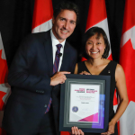Cindy Law reçoit le Prix du premier ministre pour l'excellence dans l'enseignement des STIM 2021 du premier ministre Justin Trudeau