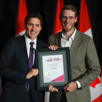 Nat Banting reçoit le Prix du premier ministre pour l'excellence dans l'enseignement des STIM 2021 du premier ministre Justin Trudeau