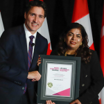 Anju Bajaj reçoit le Prix du premier ministre pour l'excellence dans l'enseignement 2021 du premier ministre Justin Trudeau
