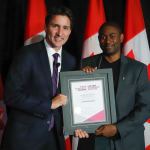 Jason Bradshaw reçoit le Prix du premier ministre pour l'excellence dans l'enseignement 2021 du premier ministre Justin Trudeau