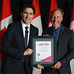 Robert Tymofichuk reçoit le Prix du premier ministre pour l'excellence dans l'enseignement des STIM 2022 du premier ministre Justin Trudeau