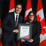 Sarah Torrie reçoit le Prix du premier ministre pour l'excellence dans l'enseignement des STIM 2022 du premier ministre Justin Trudeau