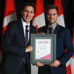 Andrew Harris reçoit le Prix du premier ministre pour l'excellence dans l'enseignement 2022 du premier ministre Justin Trudeau