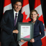 Ashton Lutz reçoit le Prix du premier ministre pour l'excellence dans l'enseignement 2022 du premier ministre Justin Trudeau