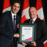Butch Rickeard reçoit le Prix du premier ministre pour l'excellence dans l'enseignement 2022 du premier ministre Justin Trudeau