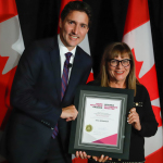 Gail Bernstein reçoit le Prix du premier ministre pour l'excellence dans l'enseignement 2022 du premier ministre Justin Trudeau