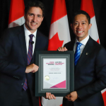 Gerard Lewis reçoit le Prix du premier ministre pour l'excellence dans l'enseignement 2022 du premier ministre Justin Trudeau