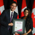 Nerlap Kaur Sidhu reçoit le Prix du premier ministre pour l'excellence dans l'enseignement 2022 du premier ministre Justin Trudeau