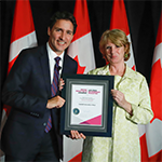 Sabine Fels reçoit le Prix du premier ministre pour l'excellence dans l'enseignement 2022 du premier ministre Justin Trudeau