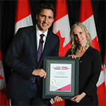 Vicki Fernandez reçoit le Prix du premier ministre pour l'excellence dans l'enseignement 2022 du premier ministre Justin Trudeau
