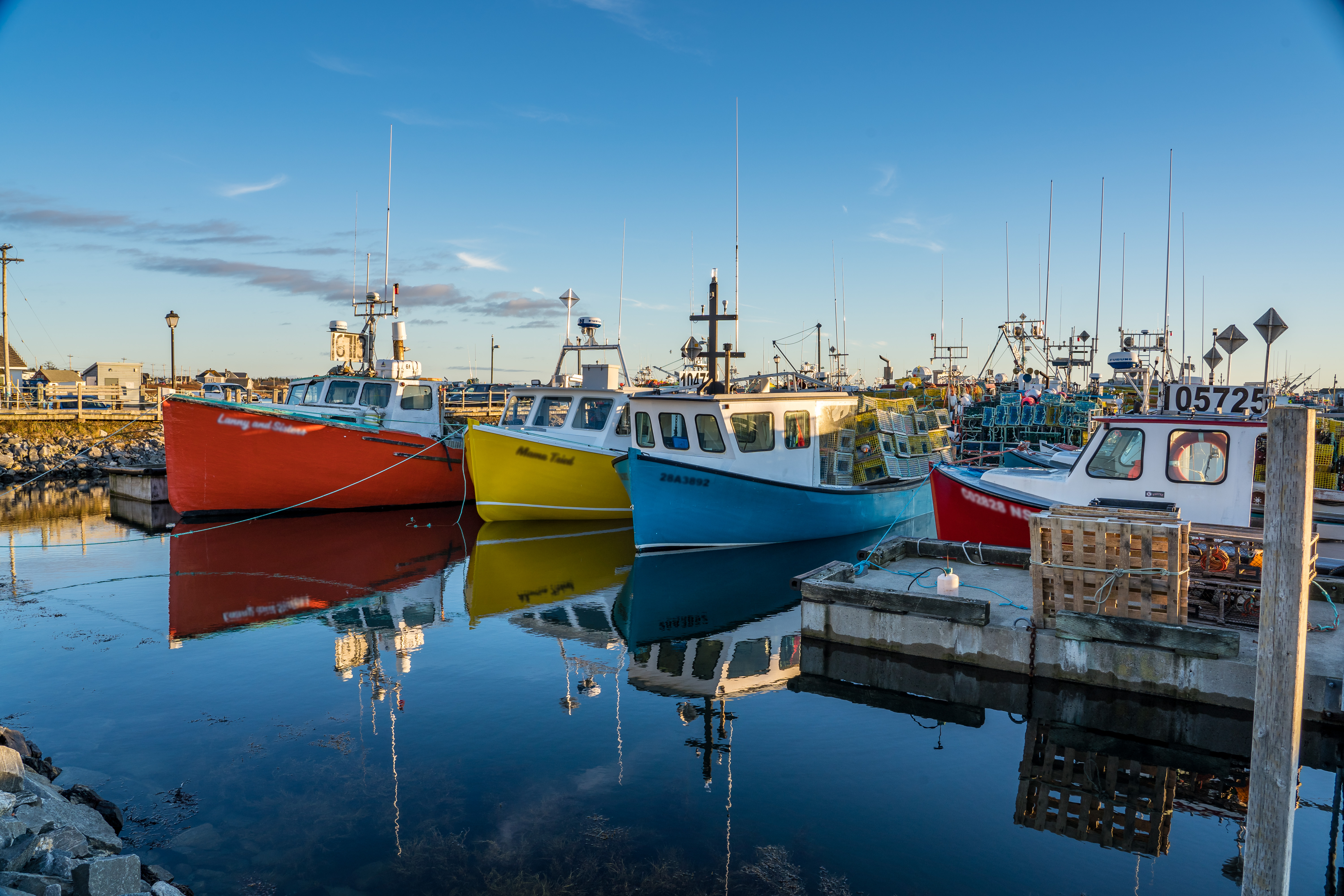 Bateaux colorés amarrés à Clark's Harbour (Nouvelle-Écosse)