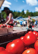 Tomates mûres dans un marché de producteurs.