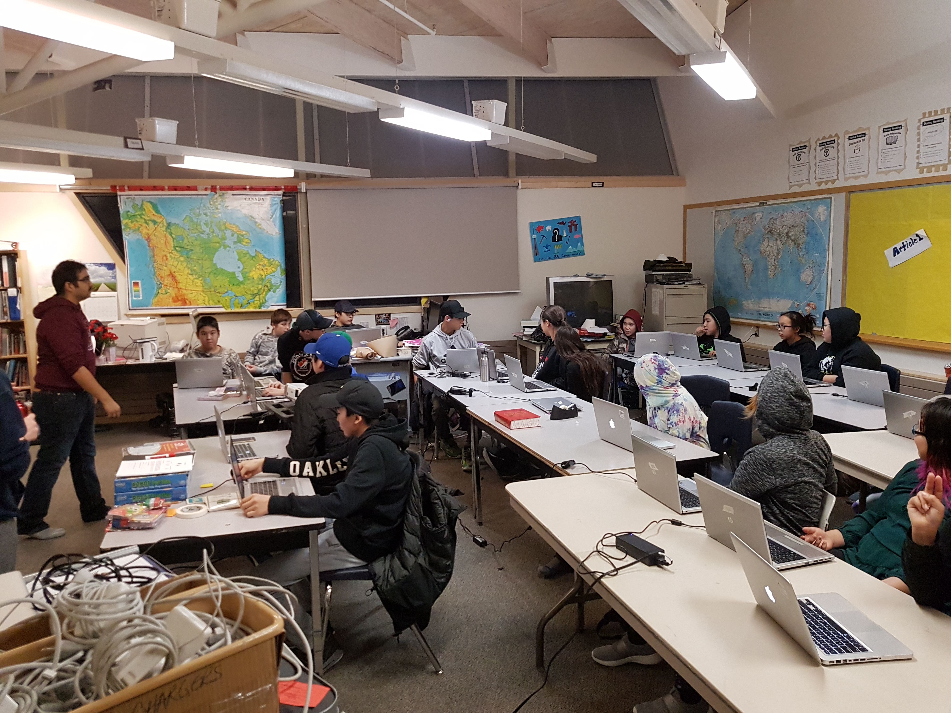 Des étudiants utilisent des ordinateurs portatifs en classe au Nunavut