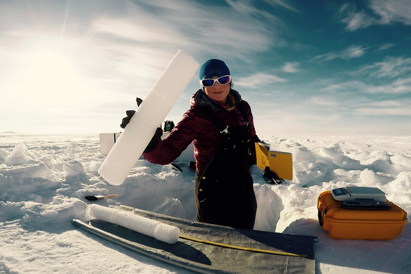Après avoir foré à 10 mètres de profondeur dans le névé, je prépare la carotte que je viens d'extraire. Il s'agit de déterminer quels indices se trouvent dans ses couches. 