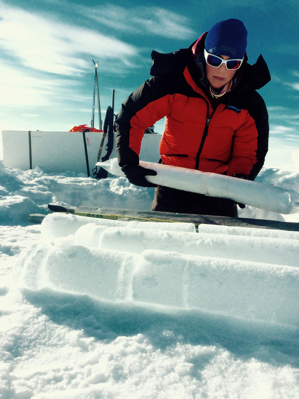 Je mets dans des sacs les segments propres de la nouvelle carotte de glace de la calotte glaciaire Agassiz pour qu'ils soient prêts à envoyer au laboratoire pour analyse.