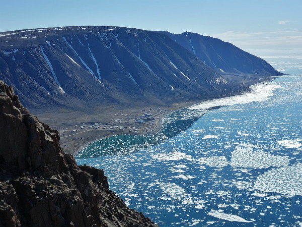 Le ministère de l'Environnement a recours aux connaissances locales et à la science occidentale pour prendre ses décisions. Faire participer les collectivités aux recherches, des premières étapes de la planification à l'interprétation des résultats et aux décisions en matière de mesure de gestion est essentiel au cadre de cogestion au Nunavut. La météo ne coopère pas souvent, mais les rencontres en personne sont définitivement préférées - ici, un voyage à Grise Fiord pour voir les habitants avant la saison de navigation.