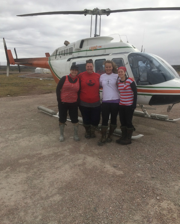 Comme tous les ans nous travaillons le jour de la fête du Canada, nous apportons des vêtements rouge et blanc. Or, cette photo prise dans la toundra ne dit pas tout : en fait, nous étions gelées! Malgré le froid, nous avions enlevé nos manteaux. Gerard (le pilote) a pris la photo, puis nous avons toutes enfilé trois ou quatre couches de plus, donc les oiseaux n'ont même pas eu la chance de voir nos tenues de célébration de la fête du Canada!